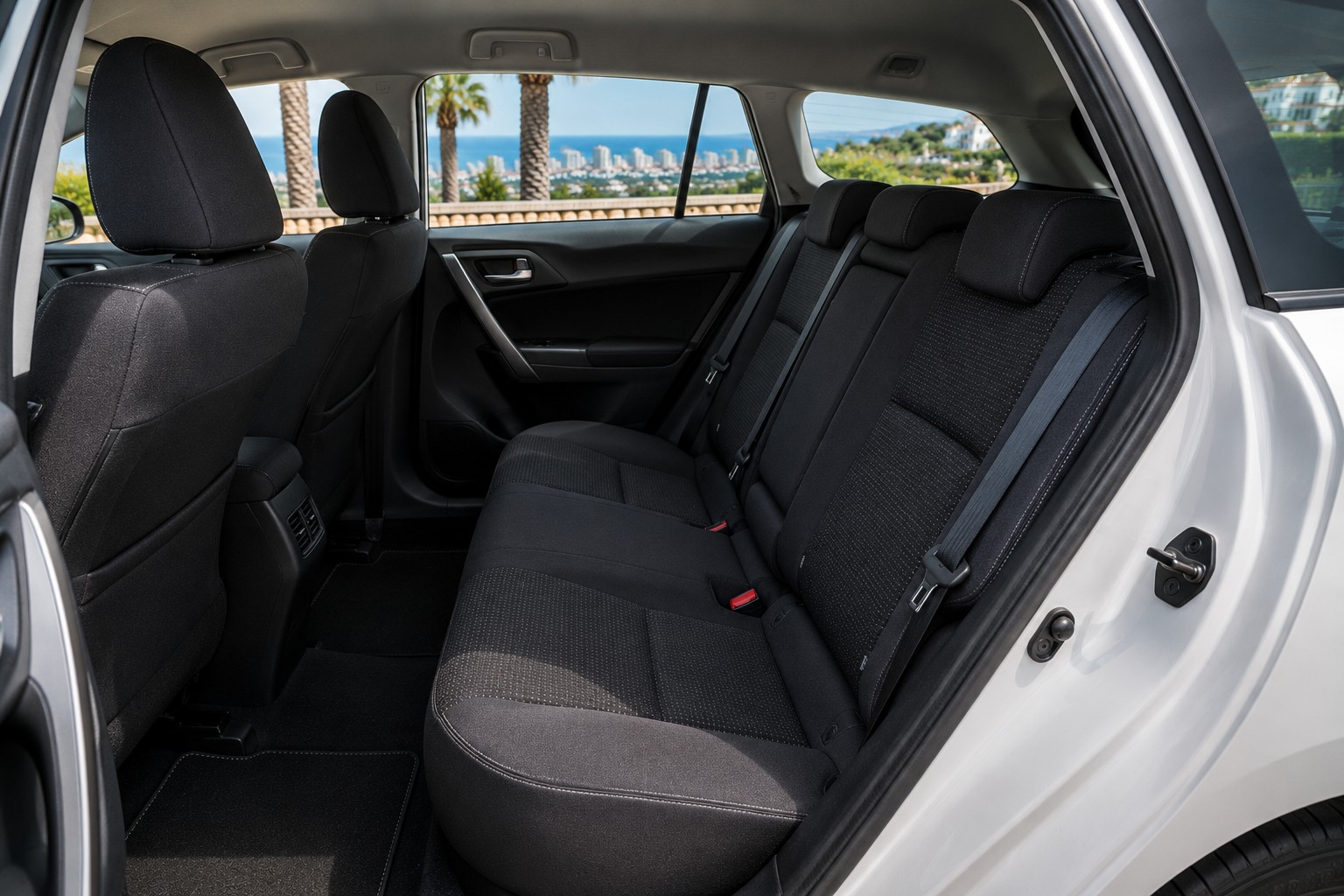 Toyota Auris универсал — фото 7