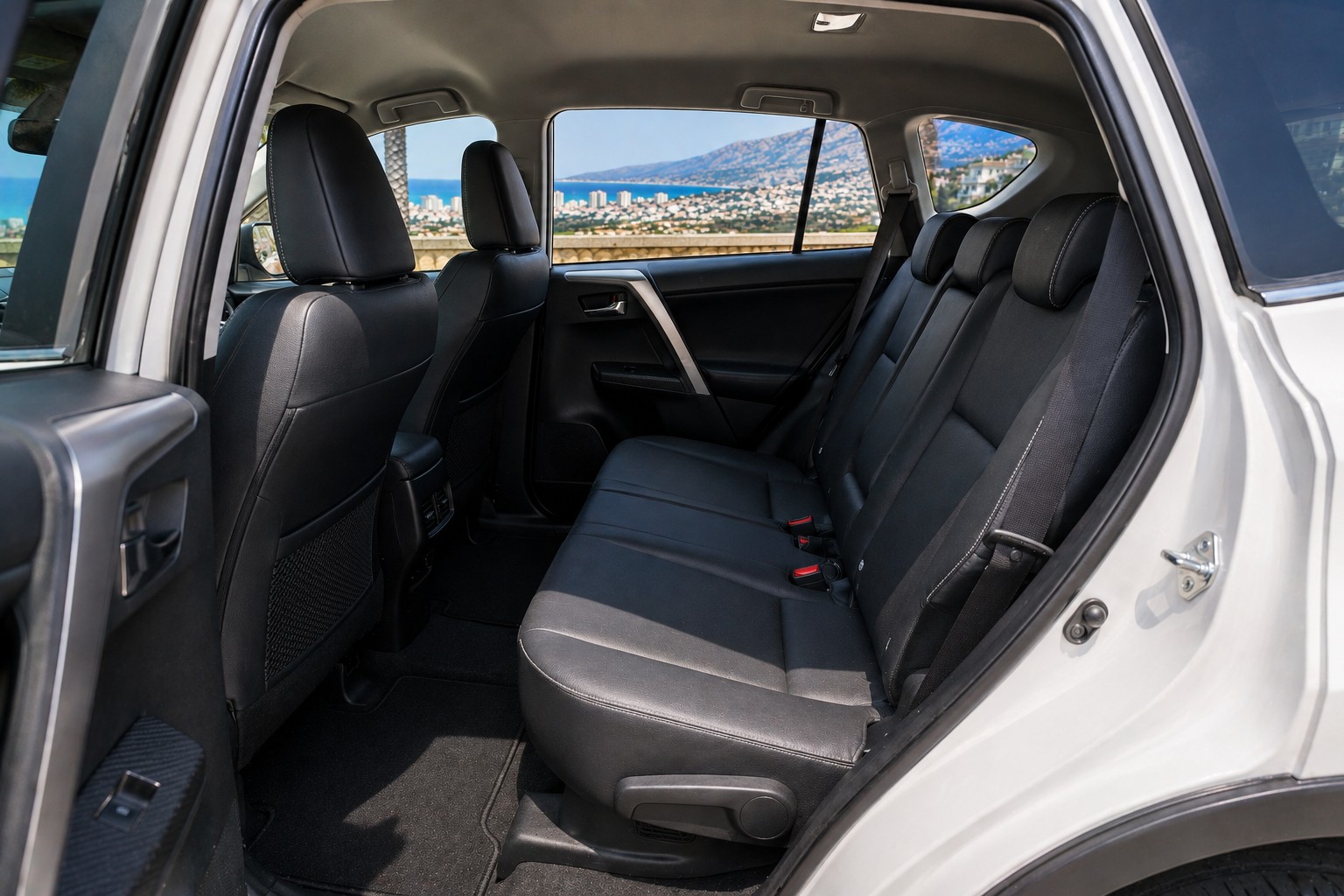 Toyota RAV4 Hybrid — фото 7
